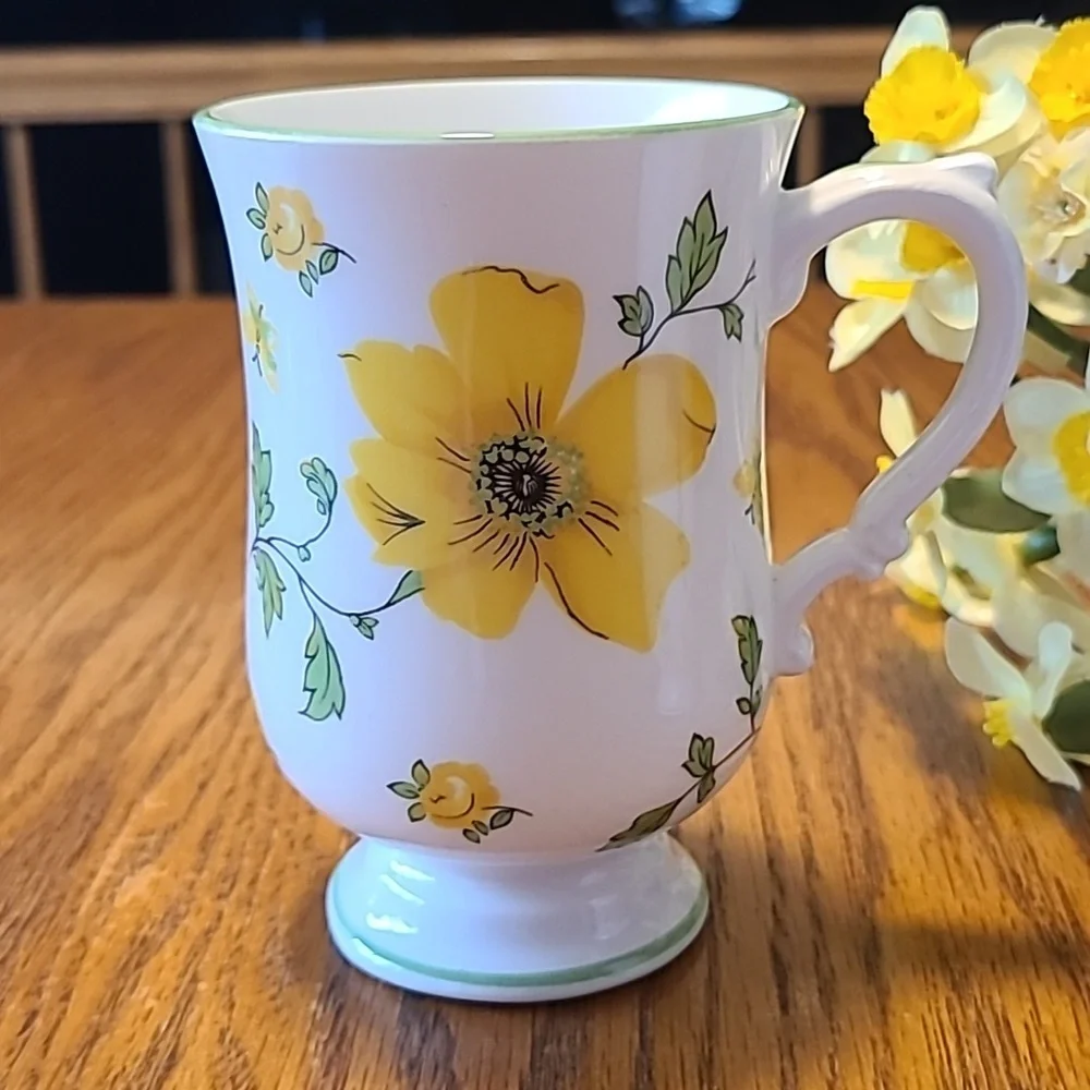 Royal Victoria Floral Fine China Tea Cups - Picture 3 of 10